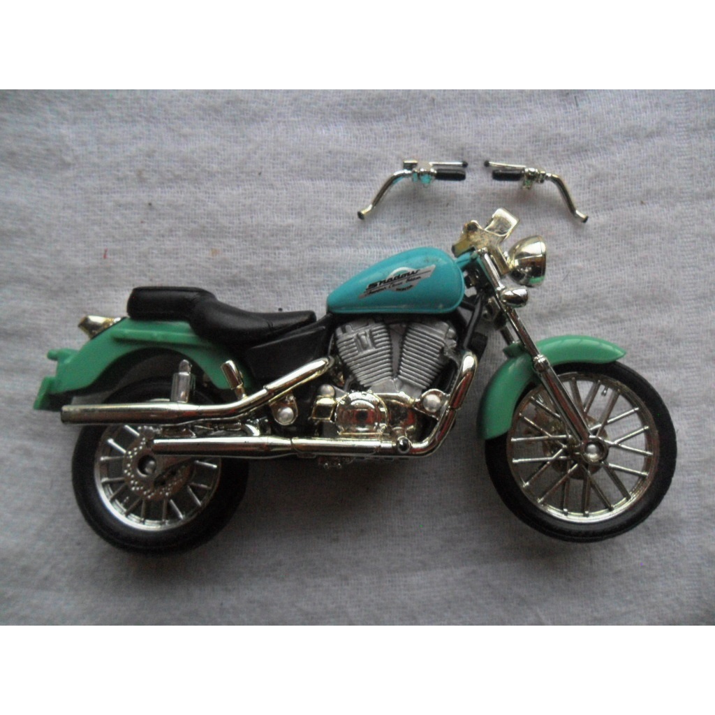 MINIATURA DE MOTOCICLETA - ANO 1990 - MODELO - HONDA SHADOW VT 1100 C - ESCALA 1/18 - MAISTO - CHINA