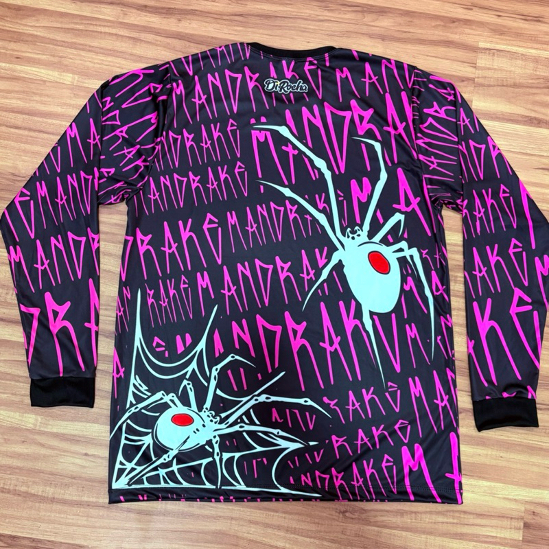 Camisa Mandrake Aranha Preta com Rosa Manga Longa Dirocha