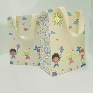 SACOLA DE PAPEL P 19X24X10 - 5 UNIDADES em Oferta na Shopee