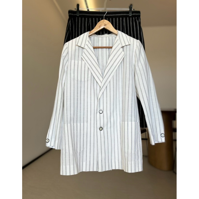 [desapego] Conjunto de Linho Listrado G Saia e Blazer Alongado Branco com Preto