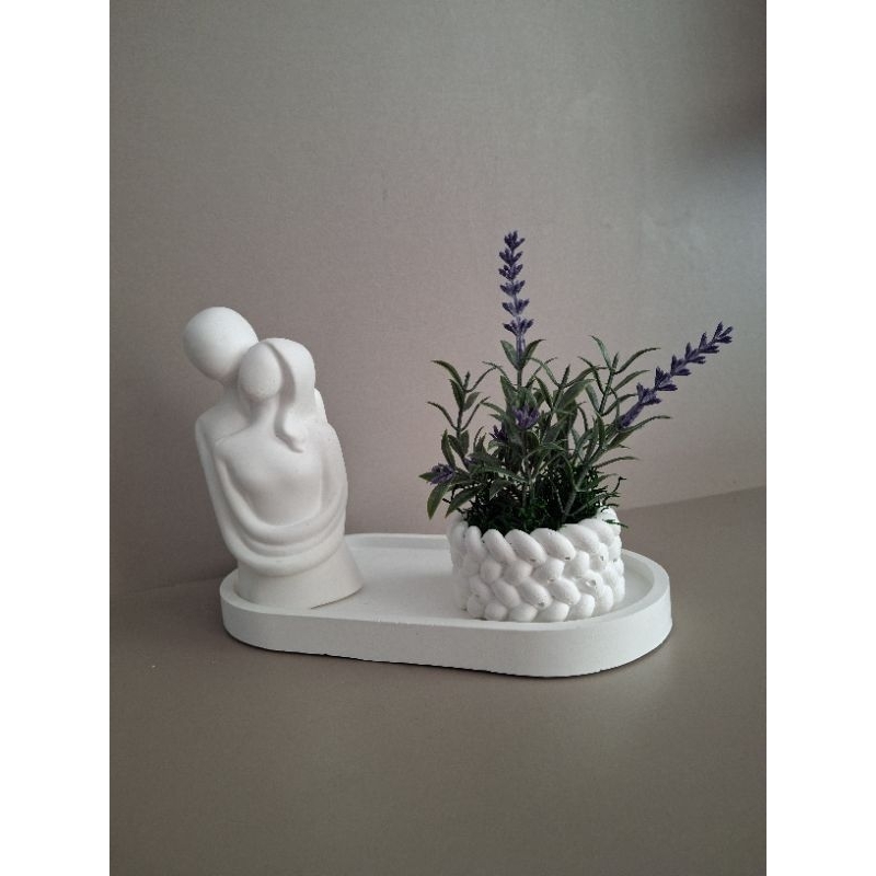 casal decorativo gesso+ bandeja +mini vasinho com planta lavanda artificial