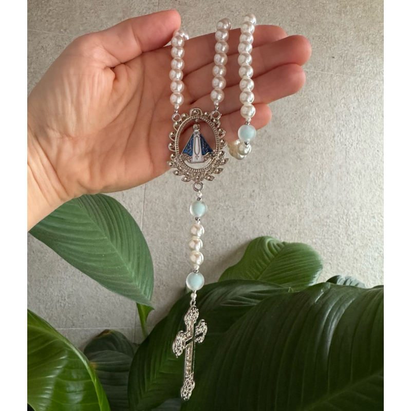 Terço Nossa Senhora Aparecida – Metais prateados- kit com caixa de presente - Rosário  Terço pérolas personalizado nome