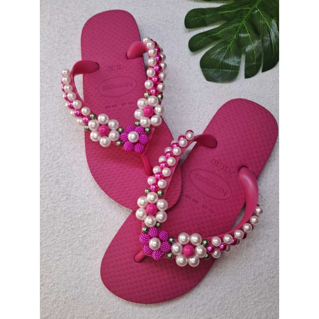 Chinelo feminino Hav color decorado em flores com pérolas