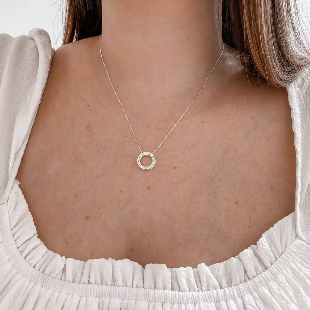 Colar Feminino com Pingente Redondo Vazado Cravejado em Zircônias banho Prata 925, Elegante e Minimalista para Presente em Oferta na Shopee
