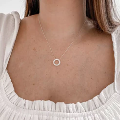 Colar Feminino com Pingente Redondo Vazado Cravejado em Zircônias banho Prata 925, Elegante e Minimalista para Presente