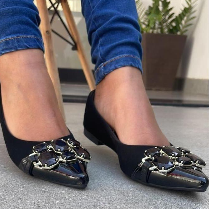 Sapatilha Bico fino com detalhes em pedraria elegante