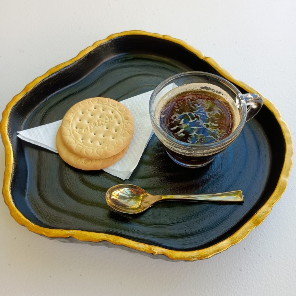 Bandeja preta e dourada para servir cafezinho - Kit café completo 21cm em Oferta na Shopee