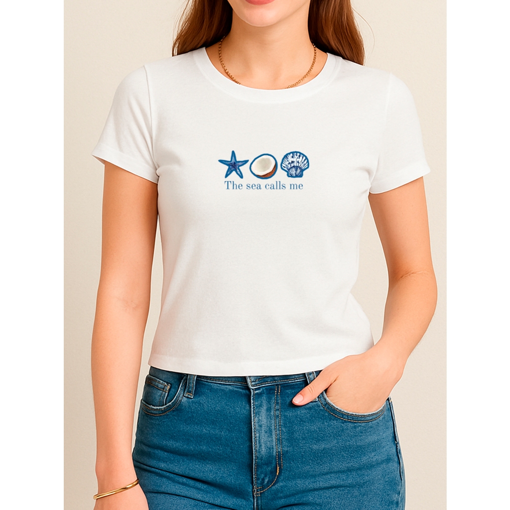 Camiseta Babylook Feminina Estampada 100% Algodão The Sea Calls Me Frase Moda Tendencia Estrela Concha Coco