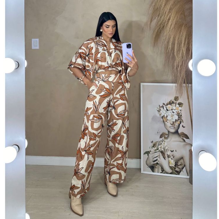 Conjunto feminino calça Pantalona cintura alta com bolso cropped transpassado manga flare folhagem