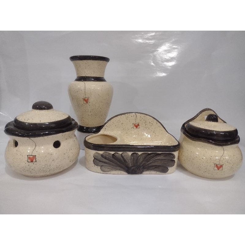Kit com quatro peças porta alho médio saleiro pequeno porta sabão um vaso