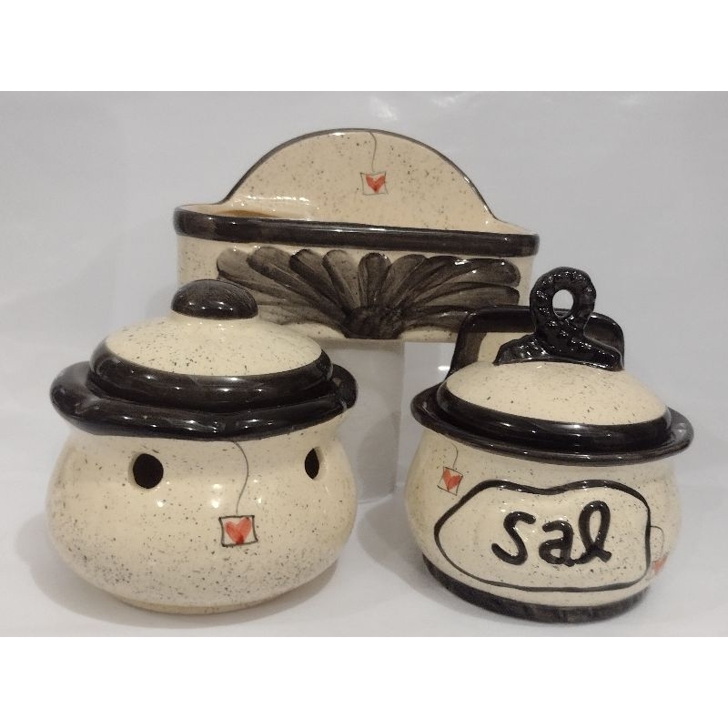 kit com três peças saleiro grande porta alho porta sabão