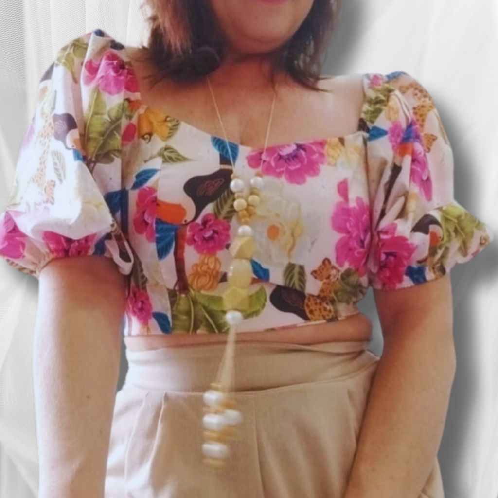 BLUSA FEMININA CROPPED ESTAMPA FLORAL E AMMARRA NAS COSTAS