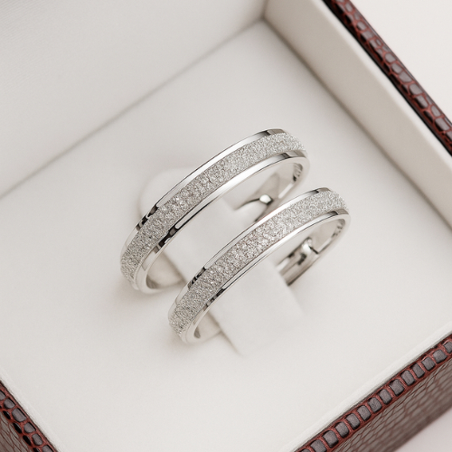 Par de Alianças de Namoro Diamantadas Aço Inox 4mm + Anel Solitário 2mm + Caixa de Veludo Prata 925 Prata 950