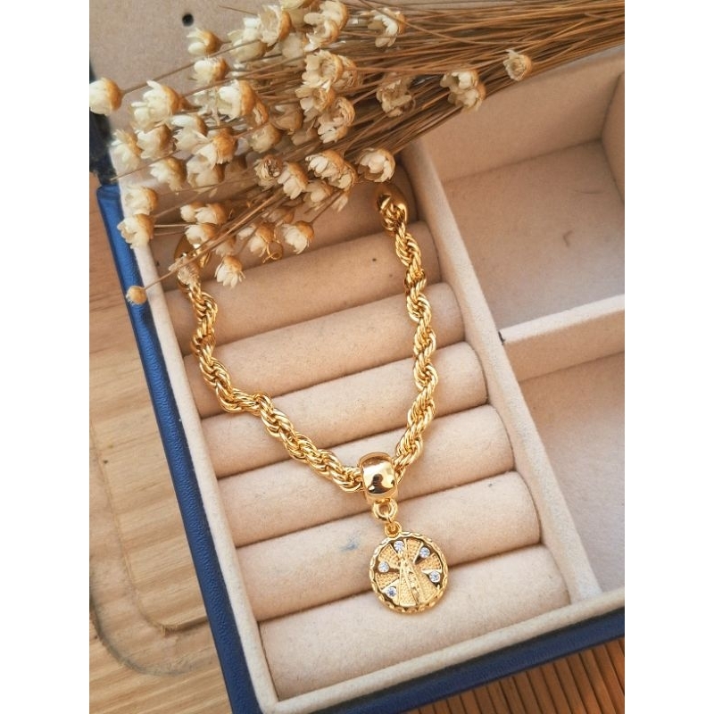 Pulseira Berloques Cruz , Ponto de Luz e Nossa Senhora Aparecida Folheado a Ouro