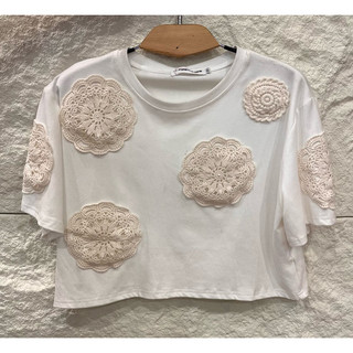 Camiseta branca cropped com estampa circular