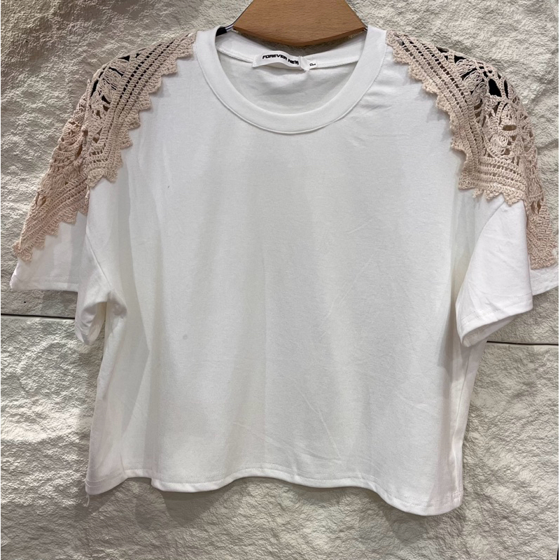Camiseta branca cropped com recorte nos ombros