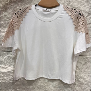 Camiseta branca cropped com recorte nos ombros