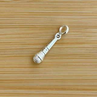 Berloque microfone - banhado a prata, com garantia em Oferta na Shopee