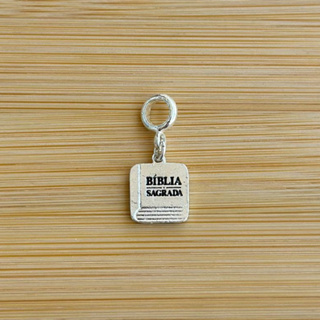 Berloque Bíblia - banhado a prata, com garantia em Oferta na Shopee