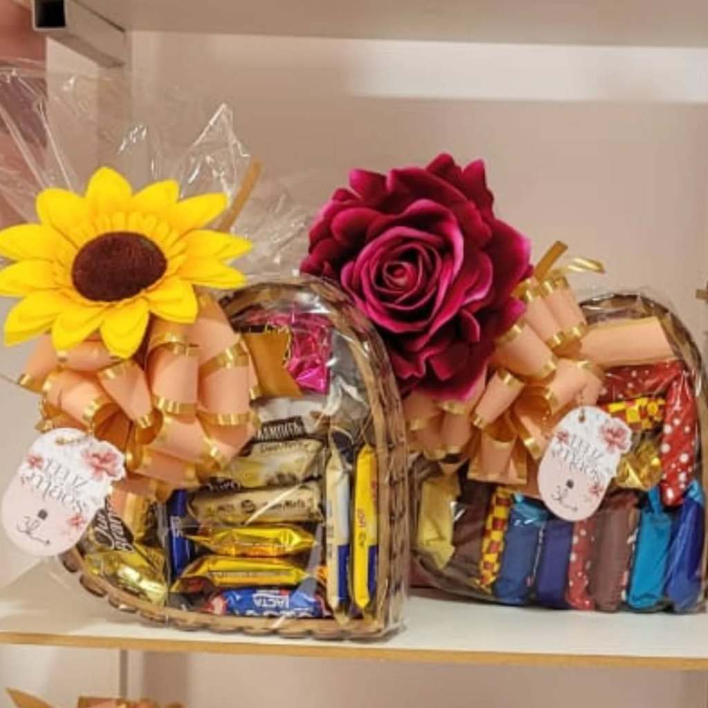 🎁 Cesta Presente Coração com 14 Chocolates Variados 🍫 + Rosa Permanente Premium Aveludada 🌹 Presente Romântico e Elegant