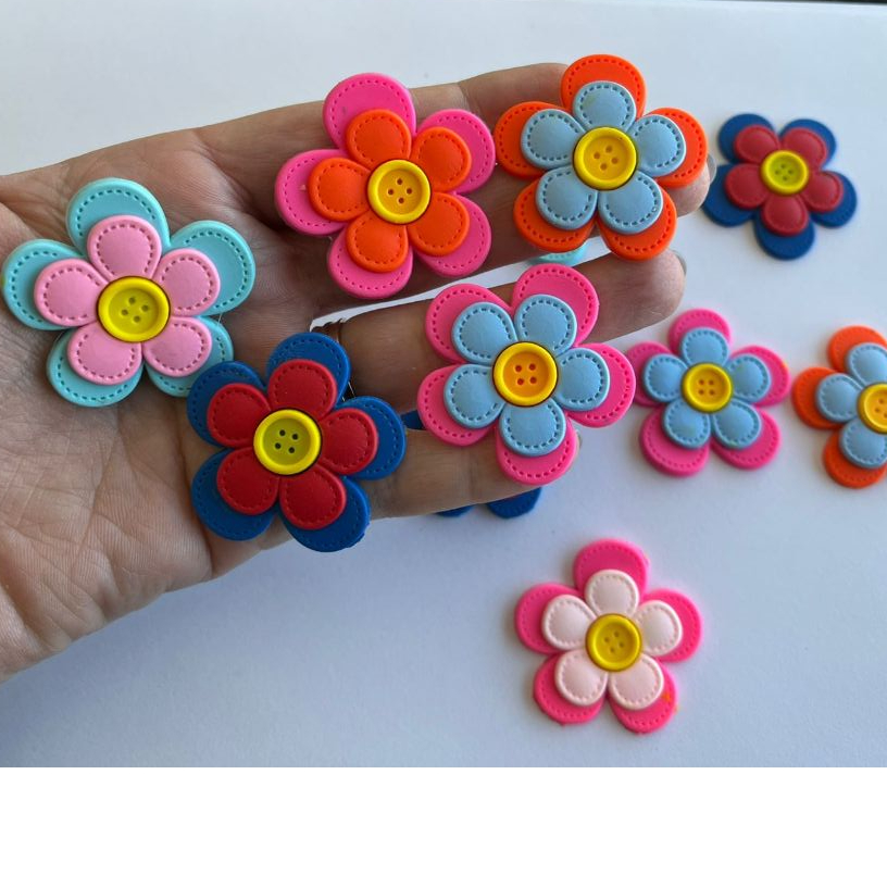 KIT APLIQUE EMBORRACHADOS FLORES COM BOTÃO, PACTE COM 10 PEÇAS