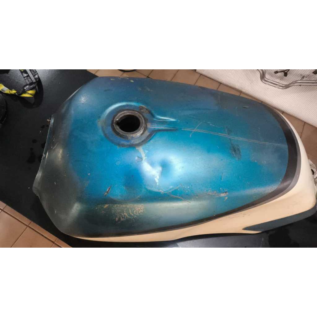 Tanque Combustível Cbx 750 ( Galo ) Usado Casco furos e outros pra recuperar /Pinta