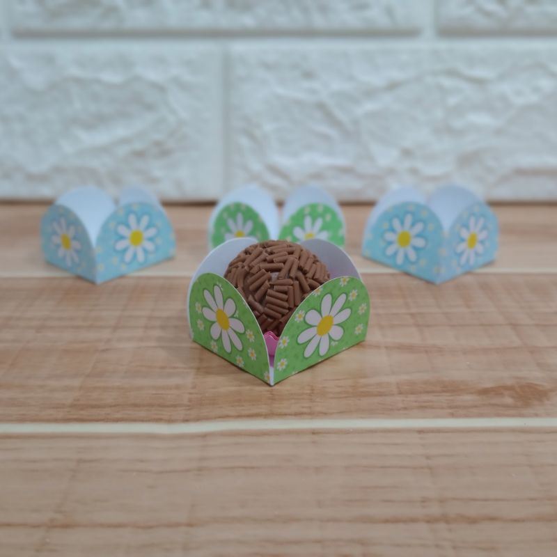 ENVIO RÁPIDO - Forminhas Para Doces 4 Pétalas Brigadeiros JARDIM FLOR MARGARIDAS Festa Aniversário Lembrancinha