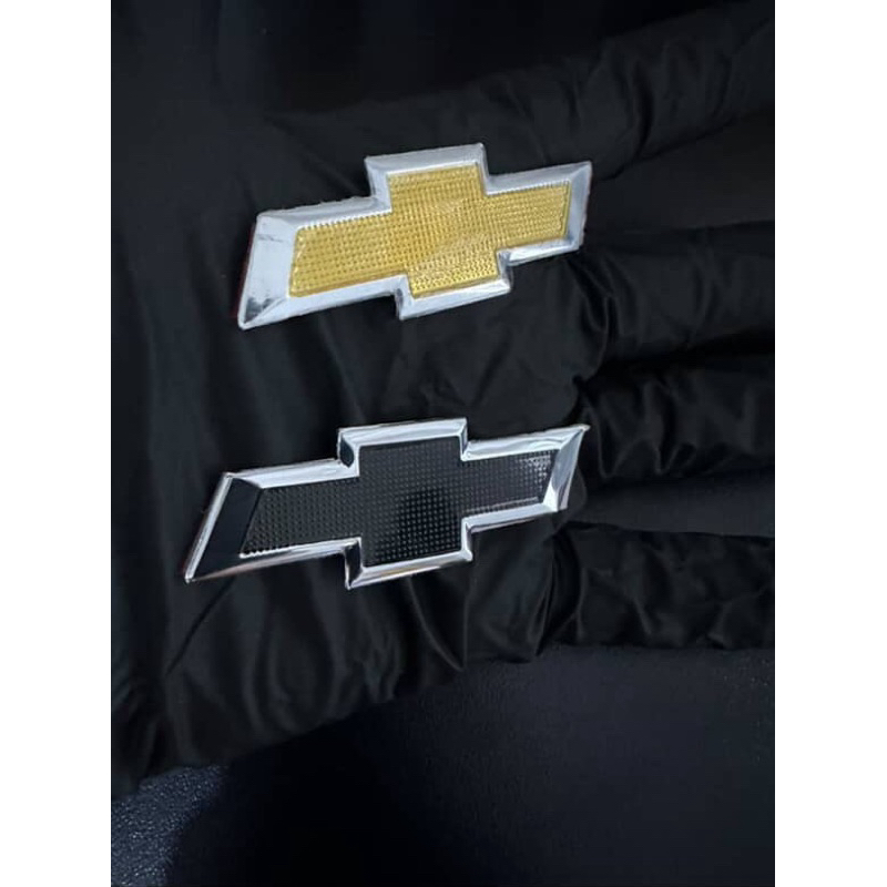 Emblema Volante Spin Cruze Ônix Prisma Sonic Cobalt Celta Alumínio 2,0x6,0cm Preto e Dourado