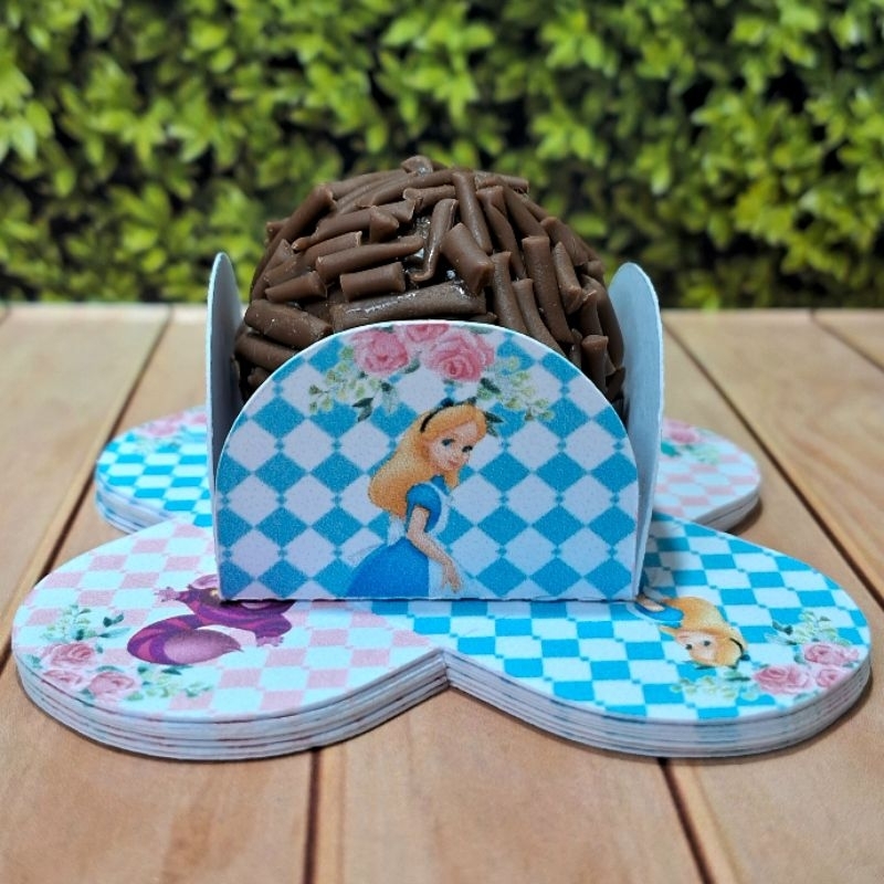 Forminhas 4 Pétalas Personalizada para Doces Brigadeiro, Aniversário, Festa Alice no País das Maravilhas