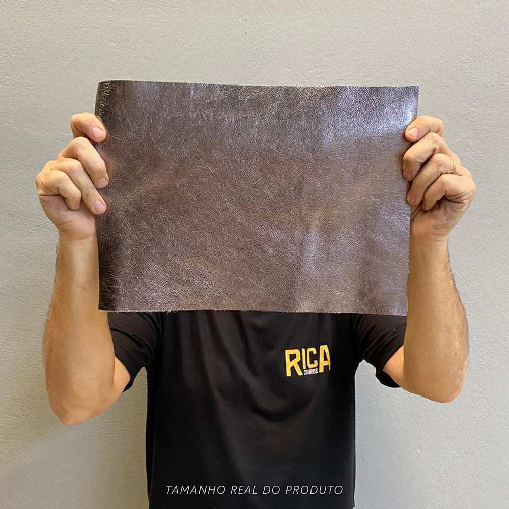 Painel de Couro Genuíno Fly Metal - 25x35cm Retalho Placa com Acabamento Metálico, Brilho - Pedaço - Cor: Prata Velho