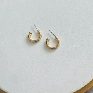 Brinco argola pequena argolinha dourada banhada a ouro 18k semijoia clássico acessório feminino dia a dia