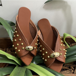 Sapato Mule Feminino em Couro Natural com Spikes Dourados
