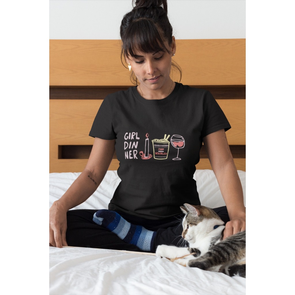 Baby Tee Y2K Feminina- Estampa Girl Dinner, Conforto Elástico e Versátil para Primavera/Verão/Outono