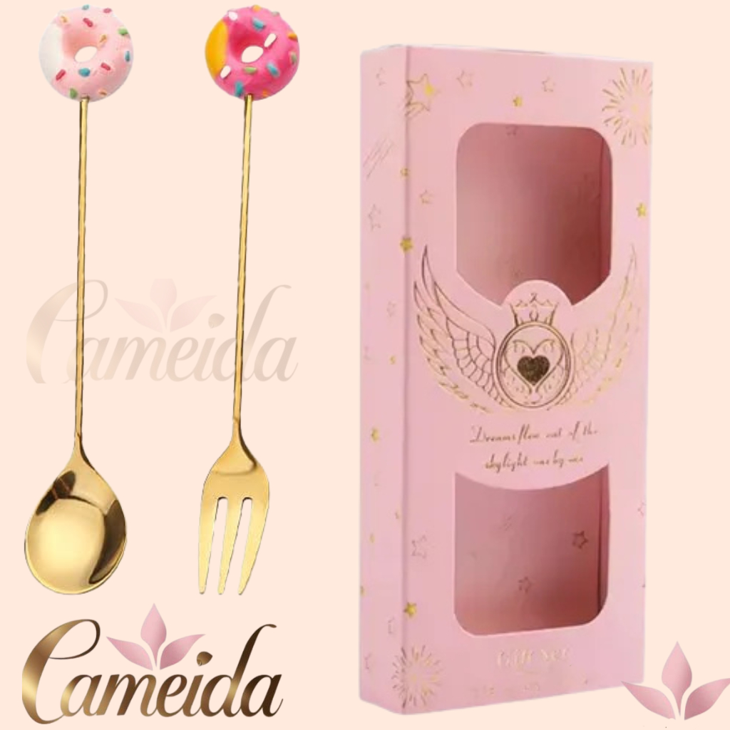 Conjunto de 2 Talheres de Café Luxo Aço Inoxidável Dourado- Mini Donuts Rosa -1 Colher e 1 Garfo c/ Caixa Rosa Bebê 13cm