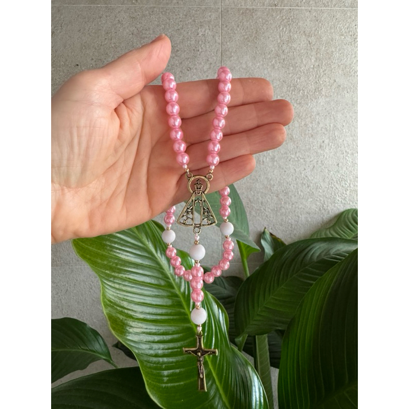 Terço Nossa Senhora Aparecida em pérolas rosa | ENVIAR NOME NA HORA DA COMPRA | Rosário feminino personalizado com nome