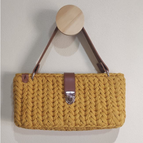 Mini Bag - Bolsa de Crochê em Fio de Malha a cor Mostarda com alça em Couro Sintético - Clutch