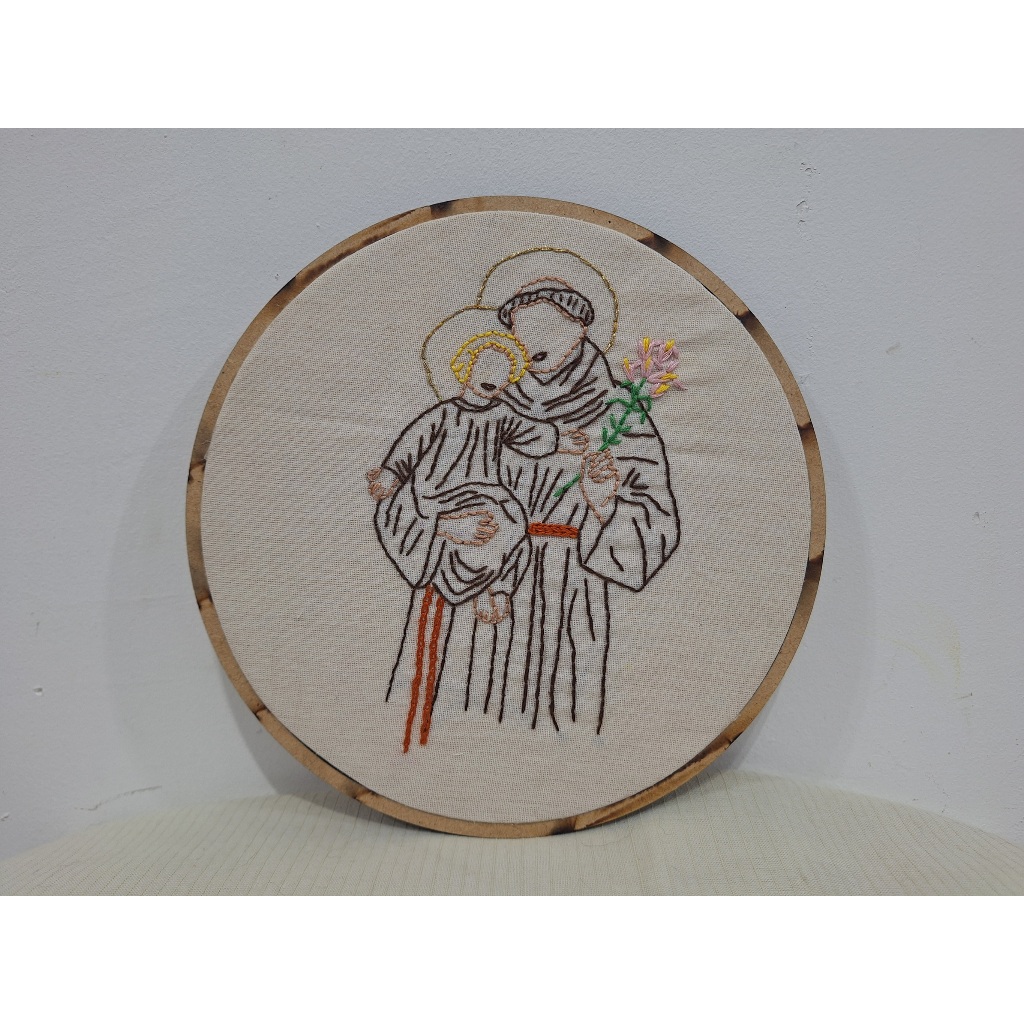 Quadro Bordado à Mão – Santo Antônio com Menino Jesus