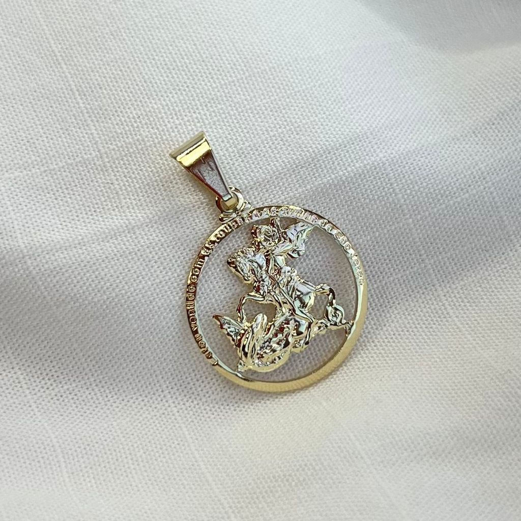 Pingente São Jorge Medalha Redonda Vazado com Frase Banhado a Ouro 18k Joia Unissex de Fé