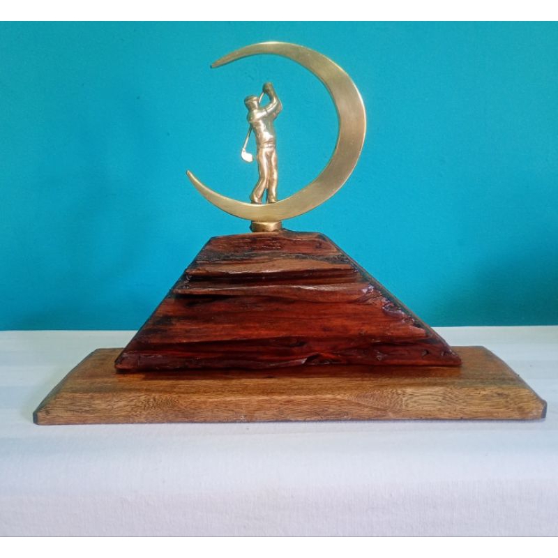 Antiga e linda escultura em bronze com jogador de Golfe