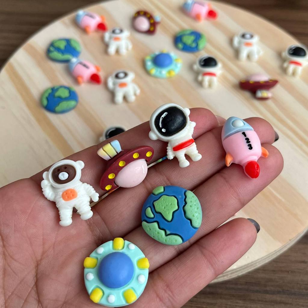 Aplique resina astronauta espaço sortido 10 unidades ou mais com 2 cm festa infantil lembrancinha
