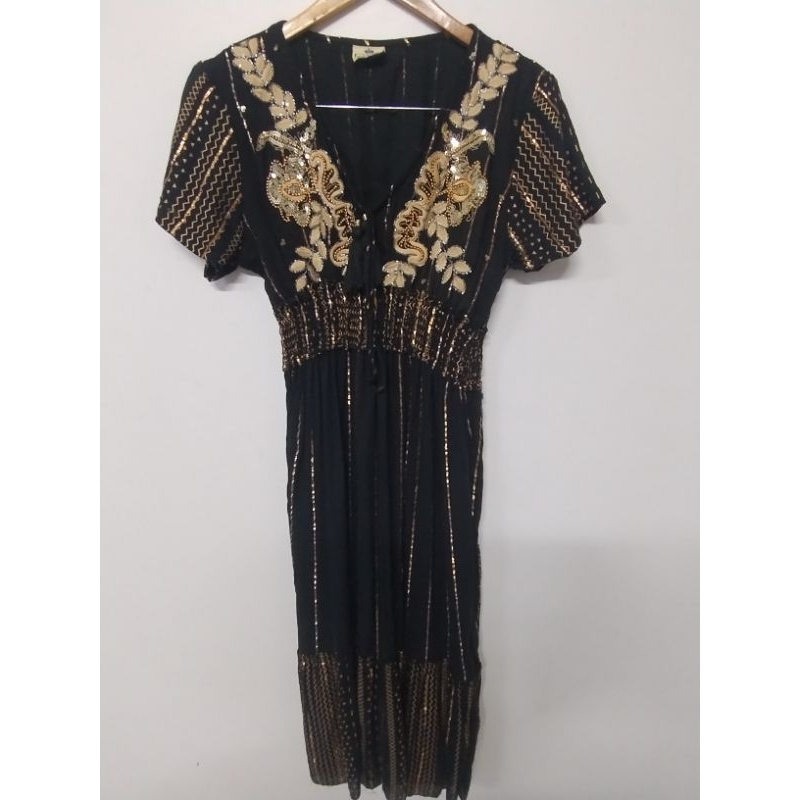 Vestido , estilo Indiano, na cor Marron de crepe, c/ bordados em dourado, tamanho M