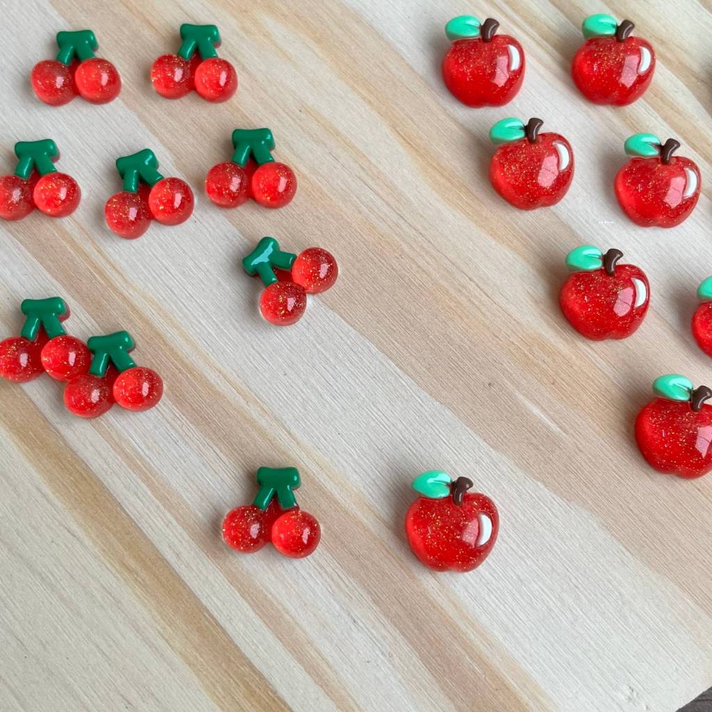 Mini aplique cereja ou maça  em resina 10 unidades ou mais laceira lembrancinha infantil perfeitos de lindos