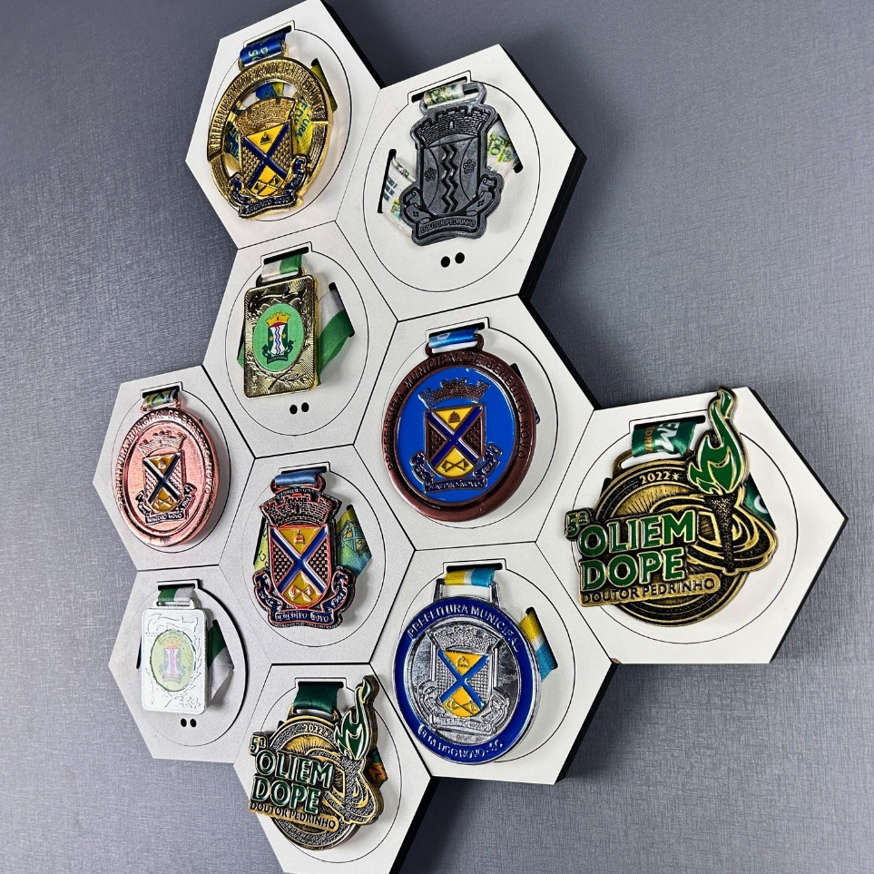 Kit Porta Medalhas MDF Parede Hexagonal Colméia c/ Variação de Cores Bike Corrida Futebol Decoração em Oferta na Shopee