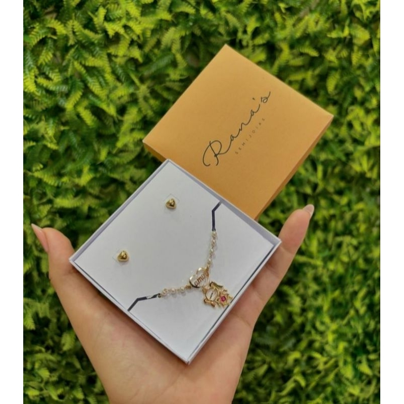 Caixinhas personalizadas com logo para semijoias bijuteria colar e brinco cores claras base e berço branco