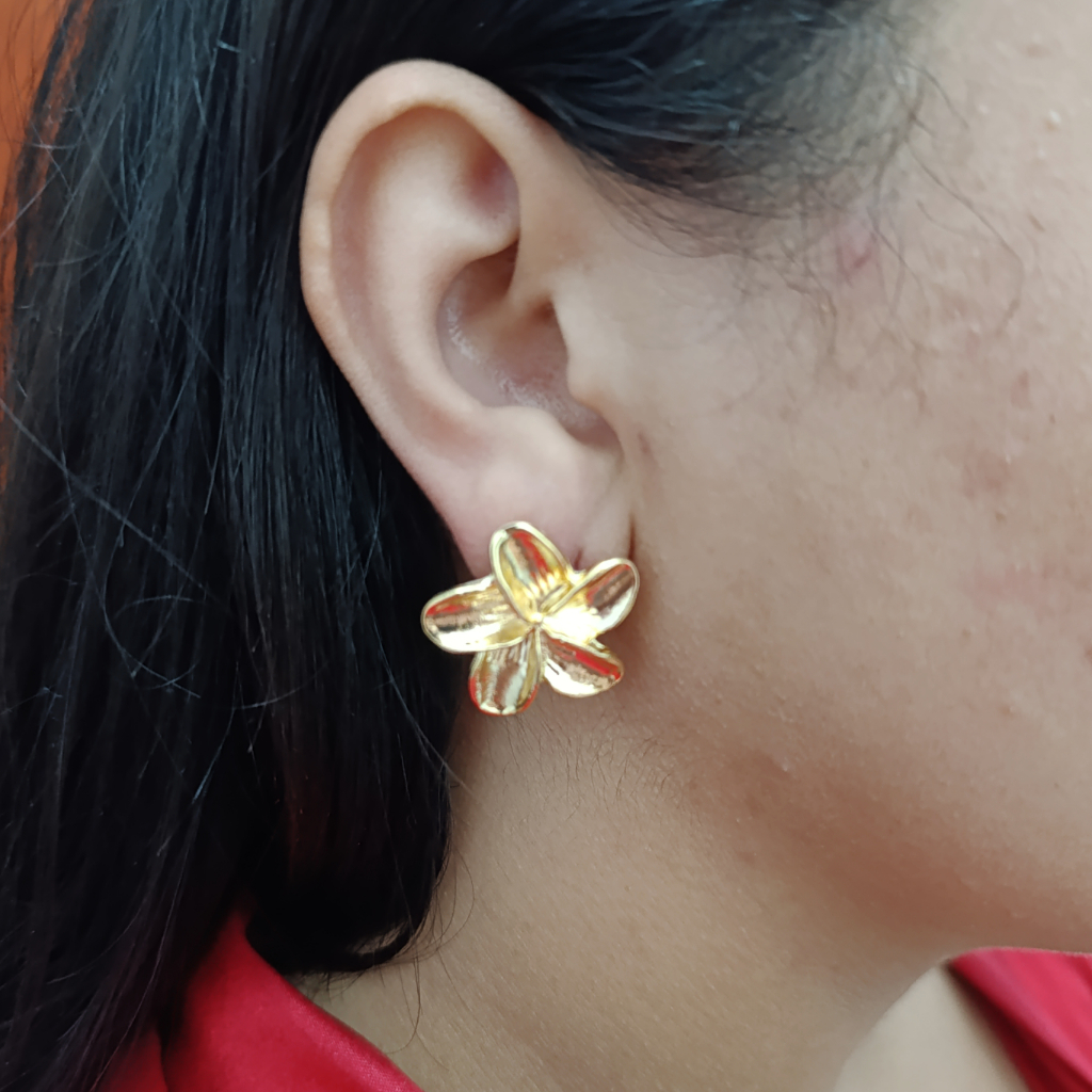 Brinco Chapa Amassada Flor Dourado Tendência Moda Lady Diei