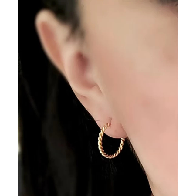 Brinco Argolinha Torcida 1,5cm Banho Ouro 18k Semijoia Delicada e Elegante