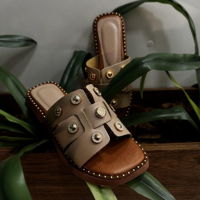 Papete Flat Feminina Nude com Detalhes Metálicos – Conforto e Estilo