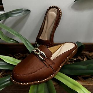 Mule Feminino em Couro Legítimo Marrom com Fivela Dourada – Conforto e Sofisticação