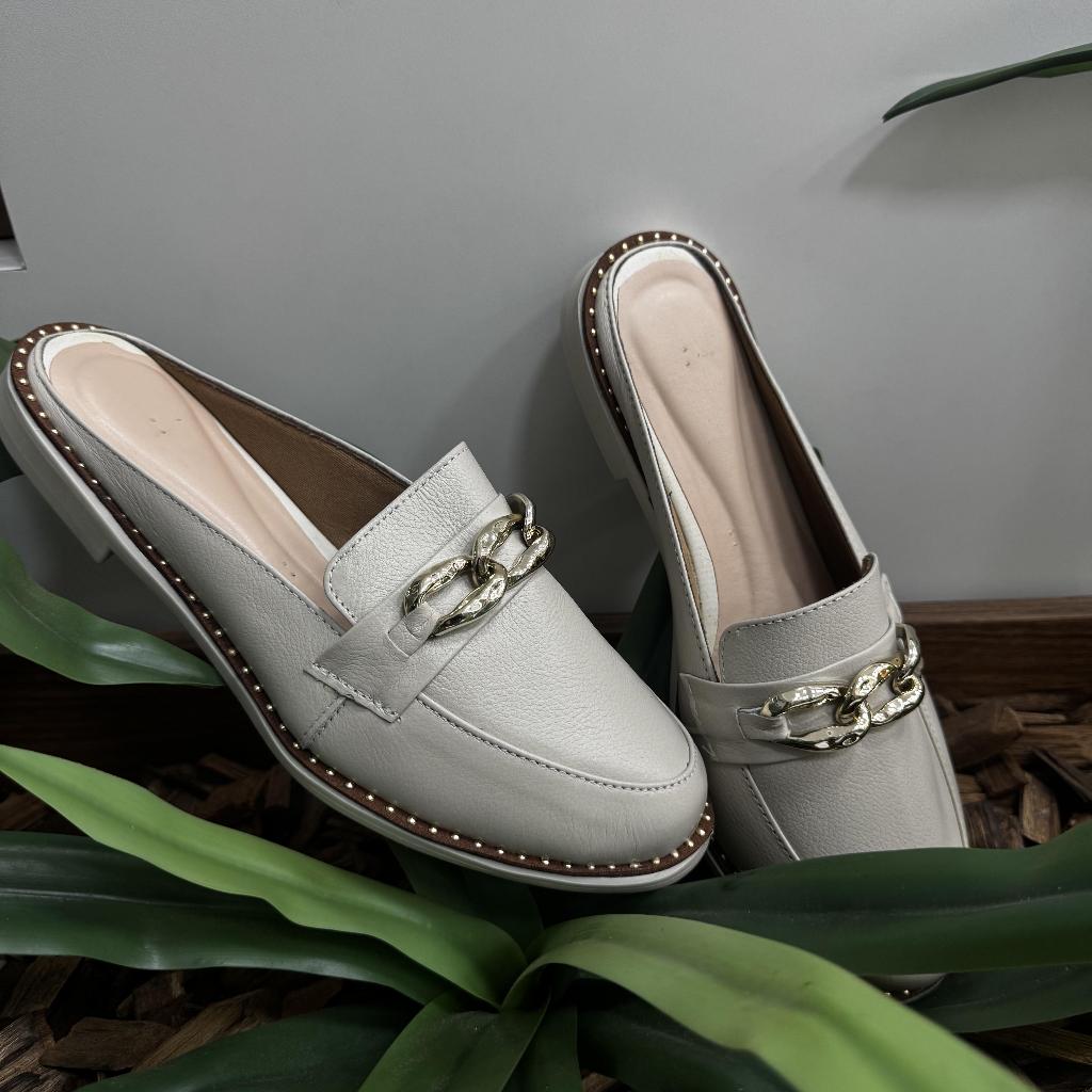 Mule Feminino em Couro Legítimo Off-White com Fivela Dourada – Conforto e Sofisticação