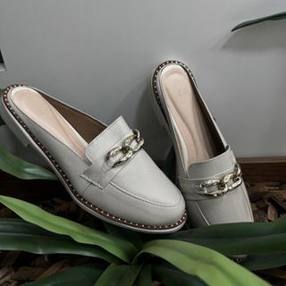 Mule Feminino em Couro Legítimo Off-White com Fivela Dourada – Conforto e Sofisticação